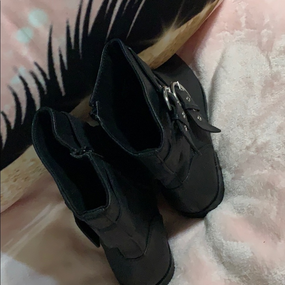 Boots - Picture 6 of 7